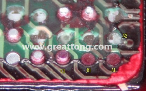 下圖是紅墨水測試后將PCB板子拿回來側(cè)一個角度拍攝的照片，就可以很清楚的看到錫球黏在PCB端，或不在PCB端。